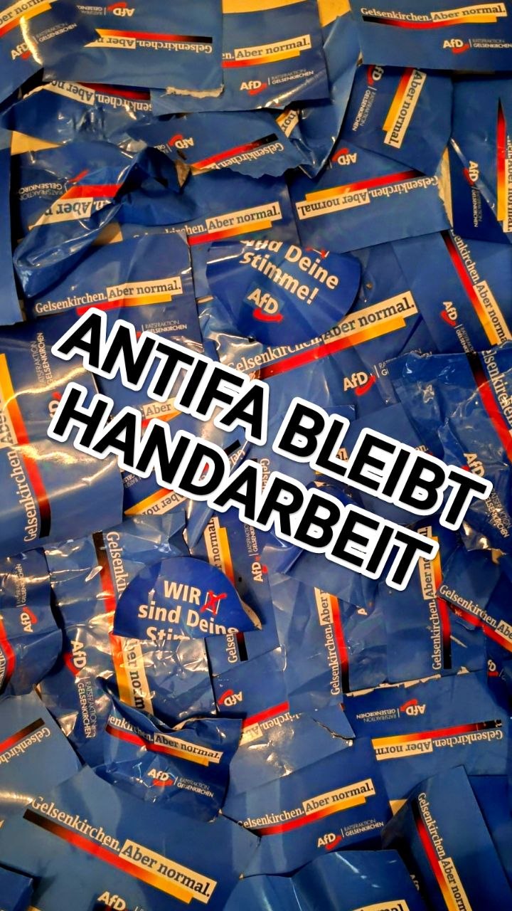 Gesammelte entfernte AfD-Sticker mit dem Schriftzug ANTIFA BLEIBT HANDARBEIT